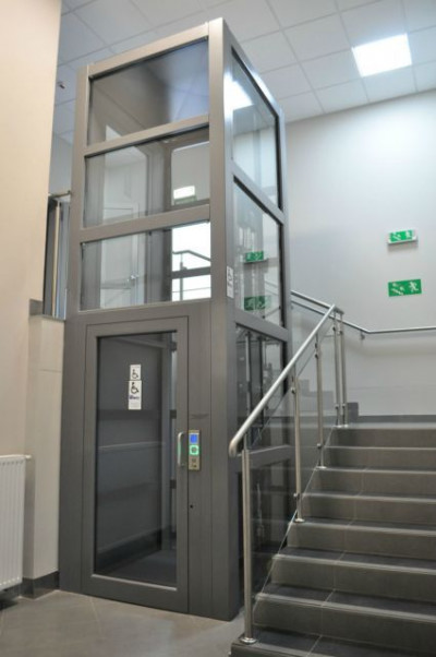 Hydraulic-powered elevators